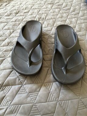 OOFOS Women’s Recovery Flip-Flops in Black